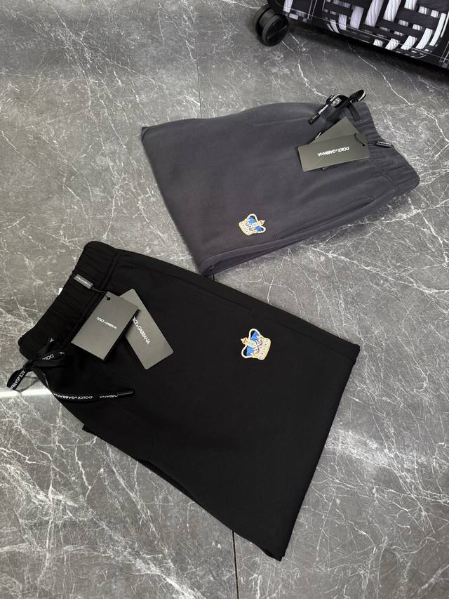 Dg 杜嘉班纳25Ss新款直筒休闲裤！采用定制铜氨丝空气层混纺面料，抗皱不粘灰抗静电，面料柔软舒适有垂感.立挺上身有型！微阔版型设计，立体裁剪设计拉长腿部线条，