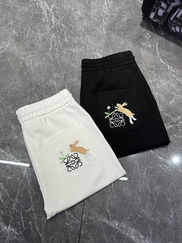 短裤 Loewe*罗意威 25Ss新款五分短裤口袋下方经典品牌立体Logo.后口袋品牌图形绣花视觉冲击力时尚感强！采用高端锦棉面料.挺括有型.手感舒适透气.原厂
