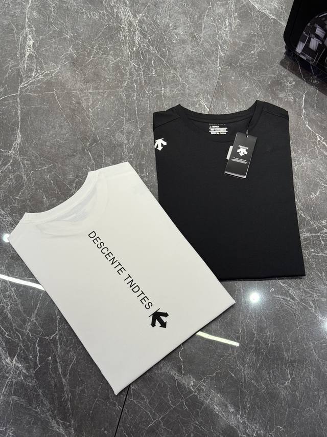短袖 Descente 迪桑-特25Ss新品.纯色系推荐！胸口经典标识.定制原版硅胶立体设计.简单高级.后背品牌图形极基础款字母.面料质感极好舒适又透气.让人过