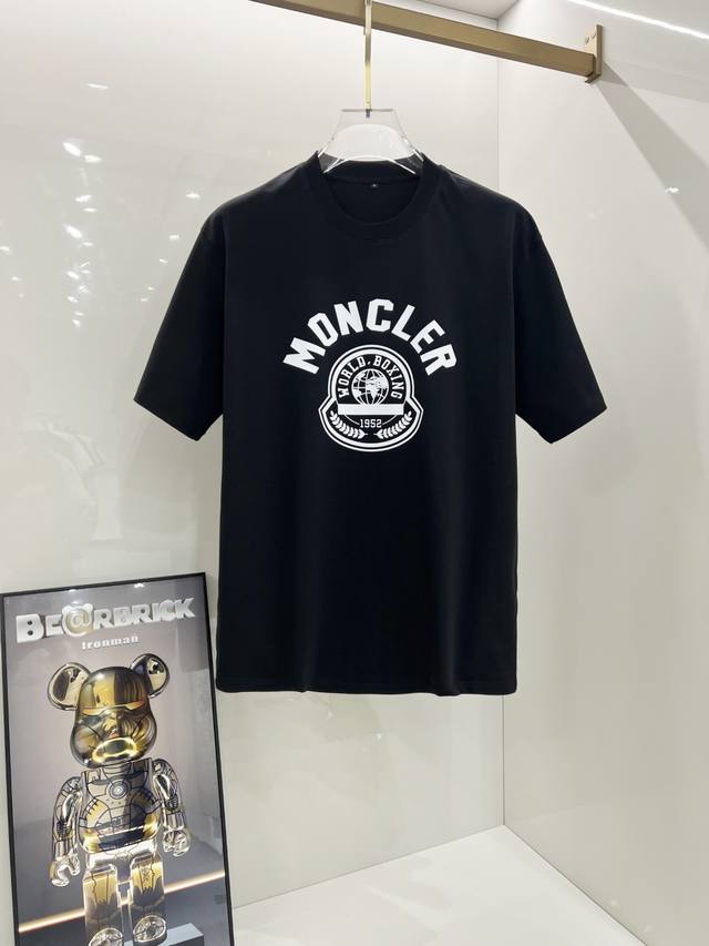 Mon蒙口高定面料 2025春夏新品上市时尚经典圆领短袖时尚单品设计，更加时尚舒适，高标准定制，上身非常有型，采用重磅280G双纱精梳棉材质 面料质感非常细腻，