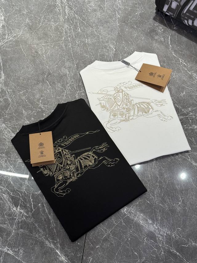 Bbr 25Ss春夏T恤新品！战马金丝线设计 订制云朵棉面料.手感柔软.穿着舒适.专柜级别精致车线. 上身效果无敌帅气！型男必备单品！ 颜色：黑色 白色 码数：