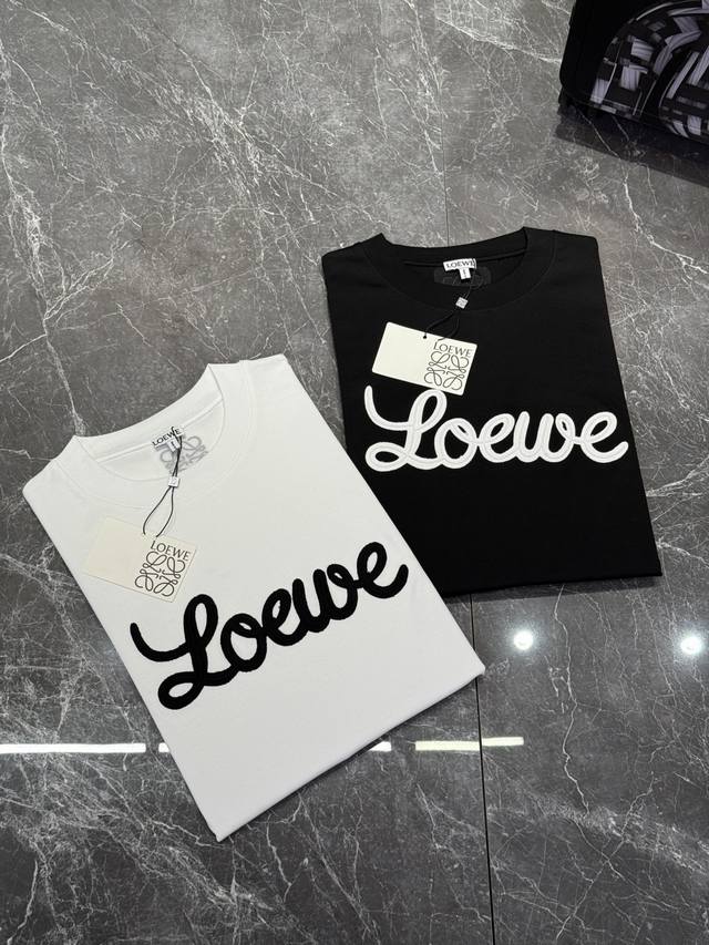Loew*E 25Ss春夏T恤新品！前幅字母签名绣花设计 订制云朵棉面料.手感柔软.穿着舒适.专柜级别精致车线. 上身效果无敌帅气！型男必备单品！ 颜色：黑色