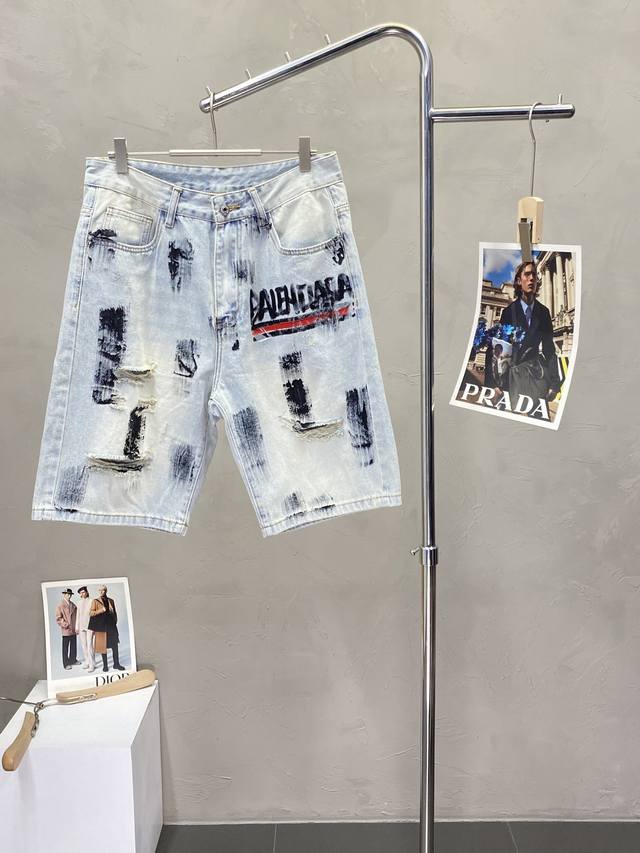 Balenciaga巴黎世家独家专供新款休闲牛仔短裤高端版本！专柜定制面料 透气舒适度高，细节无可挑剔，品牌元素设计理念，体现高品质。手感细腻柔软！呈现休闲裁剪