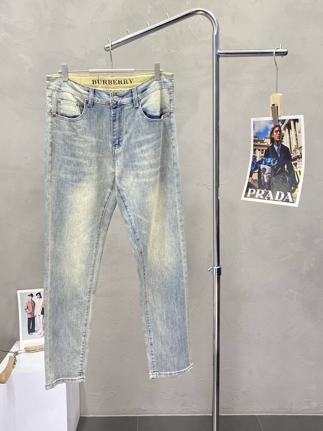Burberry巴宝莉独家专供新款牛仔裤高端版本！专柜定制面料 透气舒适度高，细节无可挑剔，品牌元素设计理念，体现高品质。手感细腻柔软！呈现休闲裁剪，上身版型超