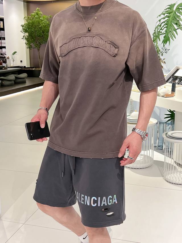 18活动款多让20 赛琳 2025春夏新款首发专柜最新款短袖圆领T恤 官网同款 高端订制 设计前卫时尚！品牌Logo重工艺设计 高端定纯棉面料.手感柔软.穿着舒