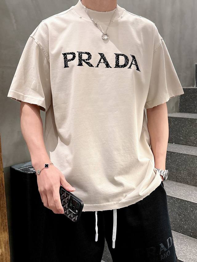 18活动款多让20 套普拉达2025套装新工艺洗水割烂磨破春夏新款首发专柜最新款短袖圆领T恤 、短裤 官网同款 高端订制 设计前卫时尚！品牌Logo重工艺设计
