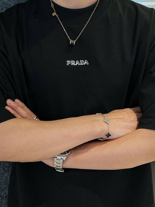 18活动款多让20 普拉达2025新工艺双色绣花春夏新款首发专柜最新款短袖圆领T恤 官网同款 高端订制 设计前卫时尚！品牌Logo重工艺设计 高端定纯棉面料.手