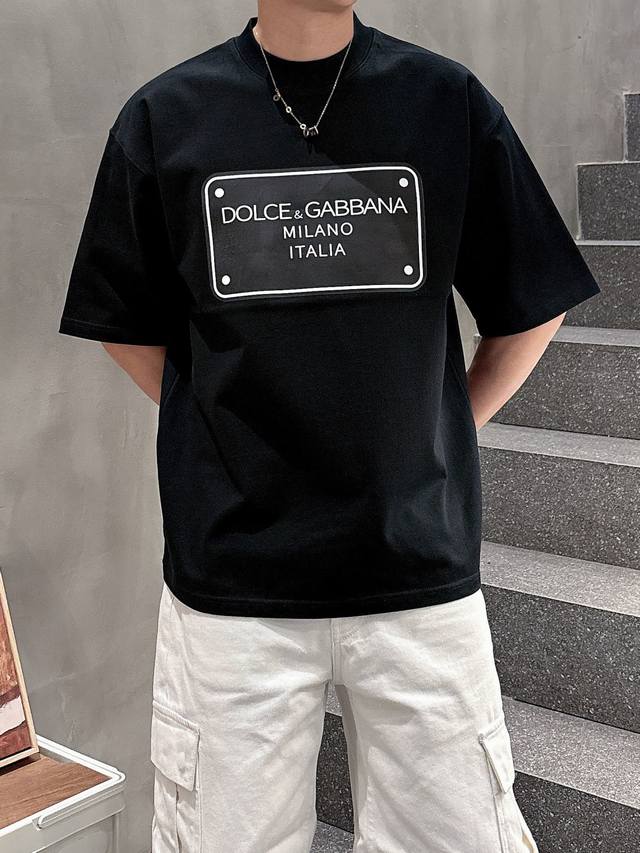 18活动款多让20 。杜嘉班纳原单正品代购 2025夏季上新 原高版本 面料采用330克高密度纯棉 不变形 不缩水 工艺介绍：双线走位 进口机器工艺 颜色：黑色