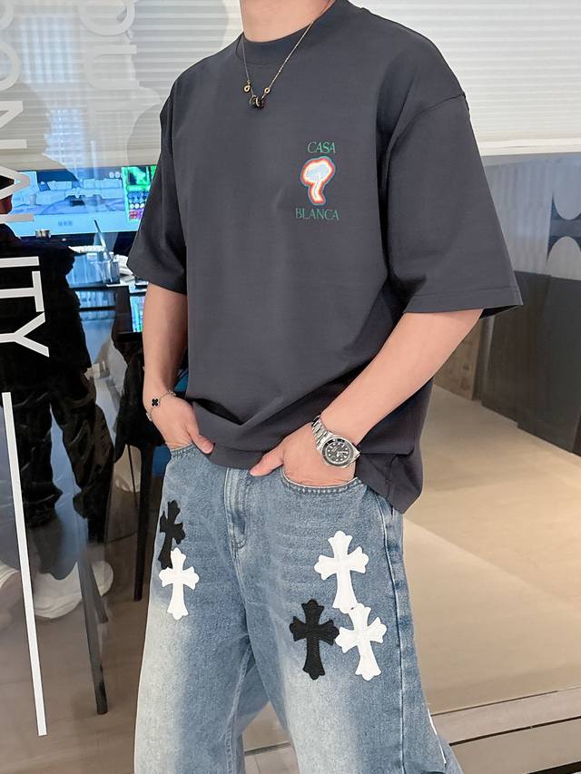 18活动款多让20 。卡萨布兰卡原单正品代购 2025夏季上新 原高版本 面料采用330克高密度纯棉 不变形 不缩水 工艺介绍：双线走位 进口机器工艺 颜色：黑