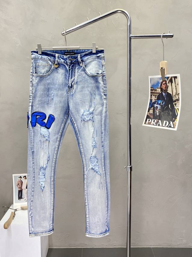 Armani阿玛尼&Amiri独家专供新款牛仔裤高端版本！专柜定制面料 透气舒适度高，细节无可挑剔，品牌元素设计理念，体现高品质。手感细腻柔软！呈现休闲裁剪，上