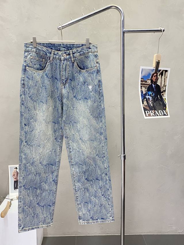 Dior迪奥独家专供新款牛仔裤高端版本！专柜定制面料 透气舒适度高，细节无可挑剔，品牌元素设计理念，体现高品质。手感细腻柔软！呈现休闲裁剪，上身版型超赞！码数：