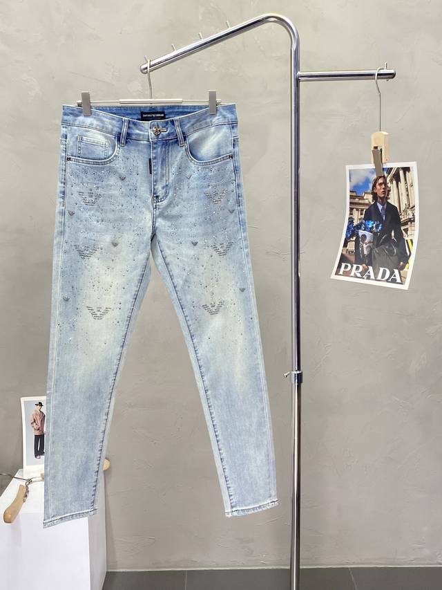 Armani阿玛尼独家专供新款牛仔裤高端版本！专柜定制面料 透气舒适度高，细节无可挑剔，品牌元素设计理念，体现高品质。手感细腻柔软！呈现休闲裁剪，上身版型超赞！