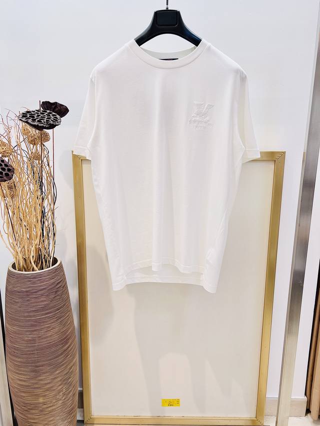 Size：46 48 50 52码 黑 白 两色 男女同款 1V 路易家经典Logo贴布刺绣短袖T恤 毛线绣+高难度切割贴布刺绣工艺 定位刺绣 内里粘贴衬布 绝