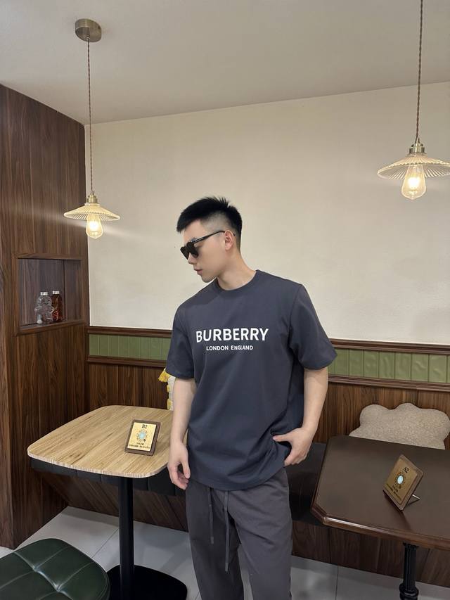 Bbr春夏新款~墨蓝字母经典T 深邃墨蓝铺陈低调气场，Bu**Y此款短袖以简约轮廓勾勒百搭哲学。前胸“Bur**Y London England”标识醒目而立体