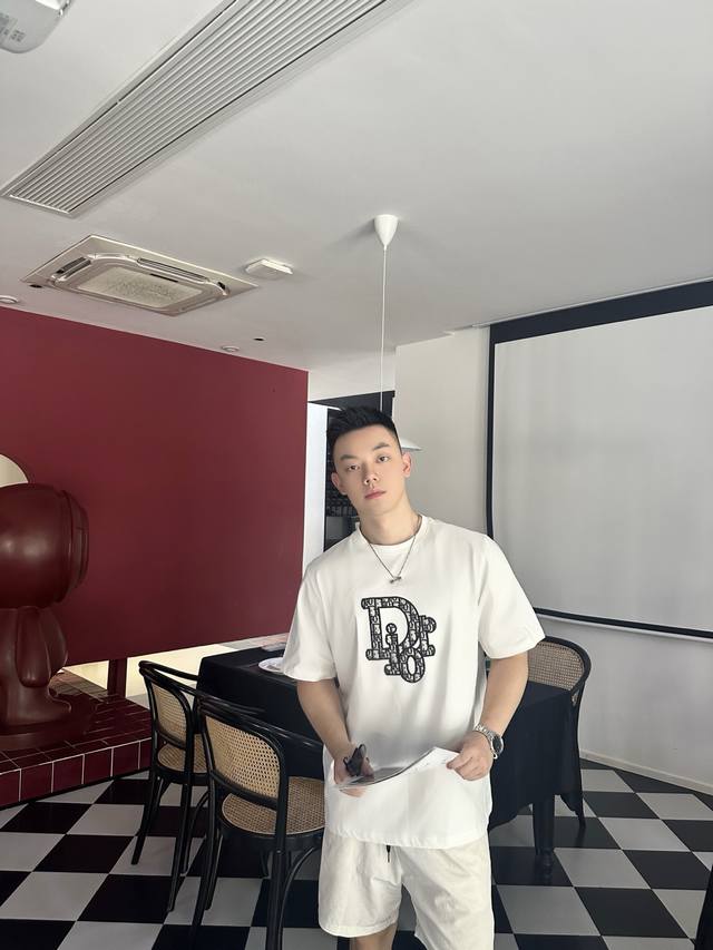 Cd经典老花字母！情侣款两色基础T 这款老花字母短袖，将经典与潮流完美融合 黑白双色基础又百搭，胸前标志性老花字母刺绣，细腻精致，自带品牌辨识度，轻松彰显时尚品