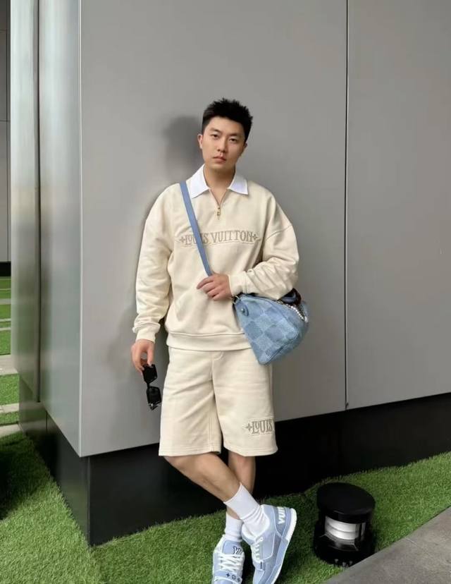 Lv25Ss秋冬新款拉链立领刺绣字母长袖卫衣。毛圈透气棉质面料 Polo卫衣 颜色：杏色 尺码：S-Xl 独家专供