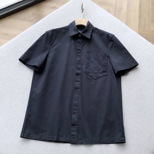 Lv新款口袋植绒老花！男士短袖衬衫 整件衣服不是黑色 而是深空灰！一眼万年的款，火速入！经典基因融入日常。98%棉+2%氨纶面料，挺括透气又带微弹舒适感，面料质