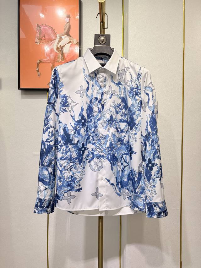 Lv 新款独家专供新款男士休闲Polo衬衫，高端定制面料，高端版本，时尚百搭爆款，选用进口仿真丝面料，手感超柔软细腻，穿着亲肤舒适 ，高端精品，代工厂P精细做工