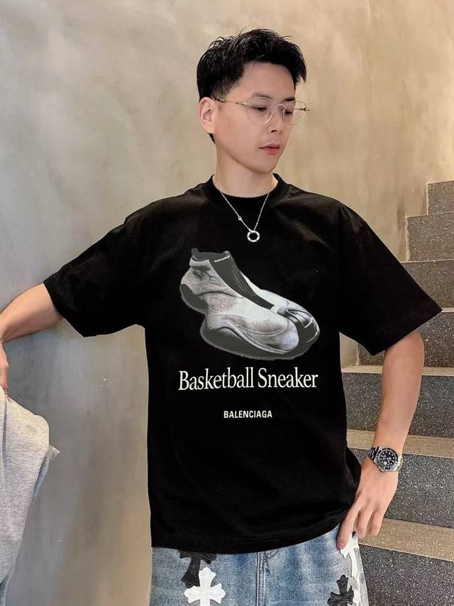 Balenciag*巴黎家25S新款老爹T恤.男女同款！Os版型真的很迷人.丝光棉品牌图形字母烫画设计.潮流时尚元素统统带给你视觉效果！新款面料230G纯棉面料
