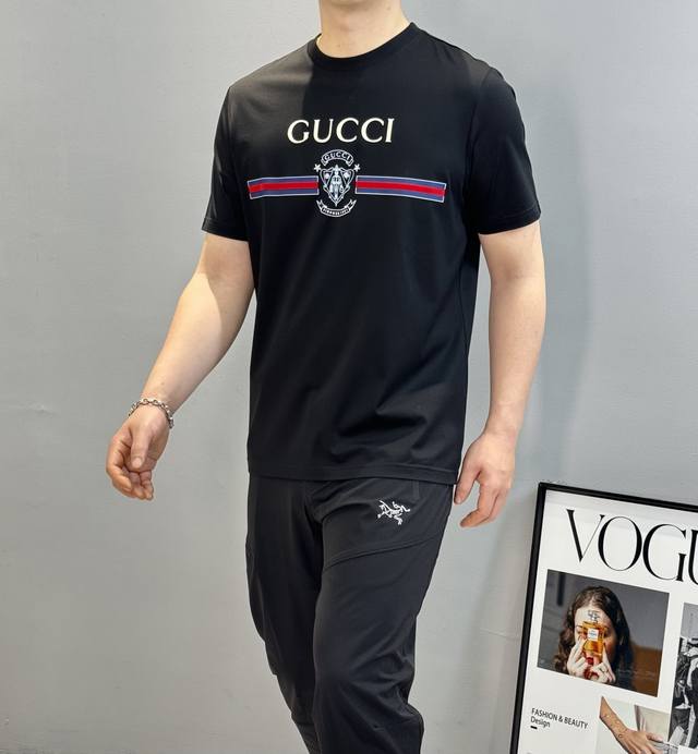 Gucc*25S春夏丝光棉圆领短袖.男女同款！！采用190G丝光棉面料.舒适柔软有垂感.胸口品牌字母图形经典色系搭配.新色系夏天的感觉.清爽自然.超级好看的.三