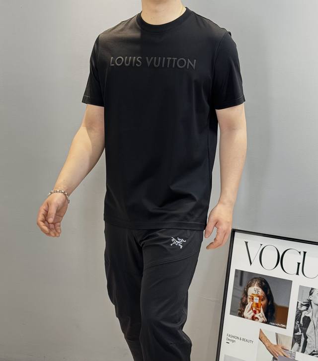 驴牌*25S新款圆领短袖T恤.胸前3D立体字母发泡工艺设计.品相与面料工艺都极为拔尖的一款短袖，且遇且珍惜.胸口尺寸恰到好处.将轻熟优雅干练的路线发挥到极致，亦
