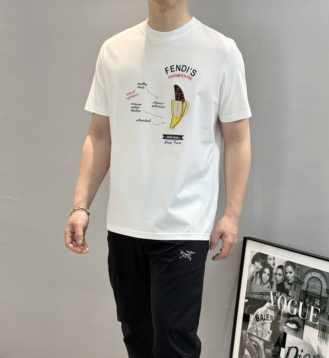 Fend*芬-迪25S新款丝光棉T恤.原单推荐！重工减龄款设计.3D绣花香蕉字母烫画设计.立体凸凹感双层工艺.整体搭配色彩丰富.减龄又上身有型！采用190G丝光