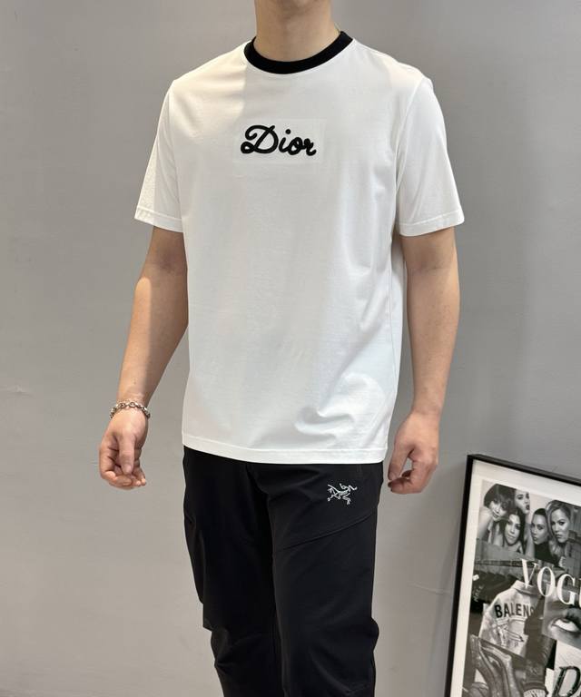 Dio*R迪-奥25S新款情侣圆领T恤！领口撞色包边设计.胸口3D立体字母绣花.190G甄选100%丝光棉面料.垂感丝滑.棉质饱满富有弹性.秉持着对细节追求 图