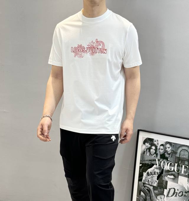 驴牌*25S新款圆领短袖T恤.双面重工刺绣品牌图案。品相与面料工艺都极为拔尖的一款短袖，且遇且珍惜.胸口尺寸恰到好处.将轻熟优雅干练的路线发挥到极致，亦庄亦谐！