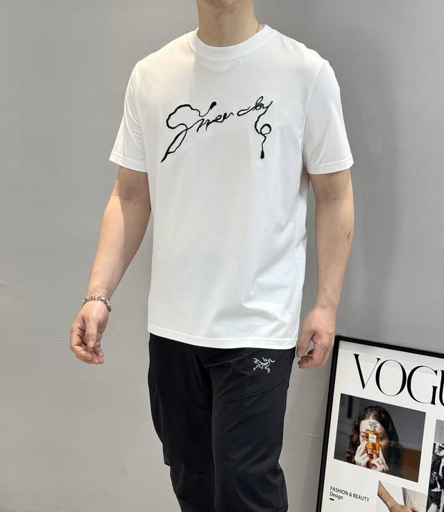 Givench*Y纪梵希25S春夏新款圆领短T. 悬垂感强！手感质感都极完美！胸口Logo的经典字母签名设计.3D绣花设计.层次分明完美的丰富大家的视觉感！加上