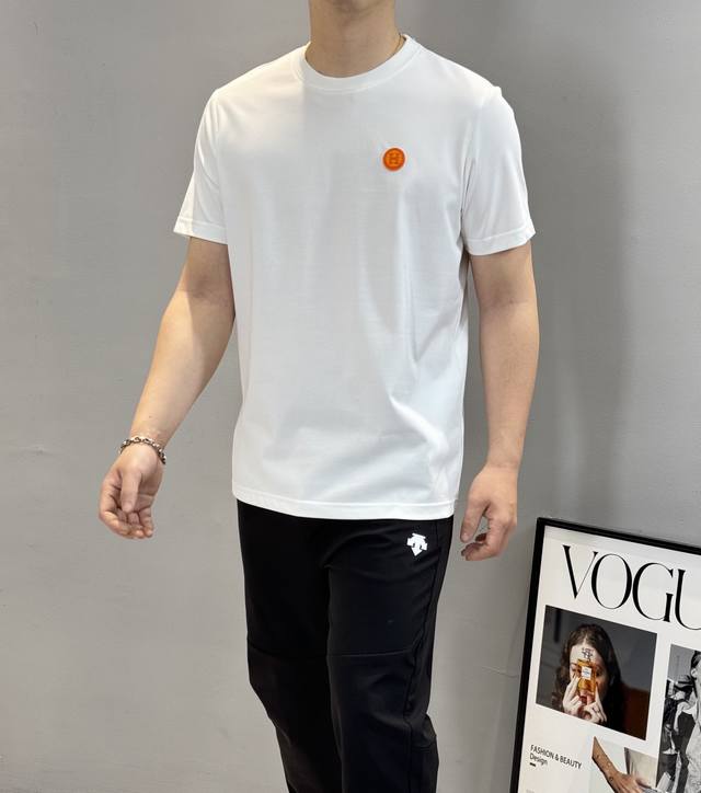 Herme*S爱马仕2025Ss 短袖T恤，胸口定制经典品牌H橘色绣花设计.240G纯棉双纱面料，对色定染面料，超精细平网印花工艺，潮流感十足，采用细致纱网材质