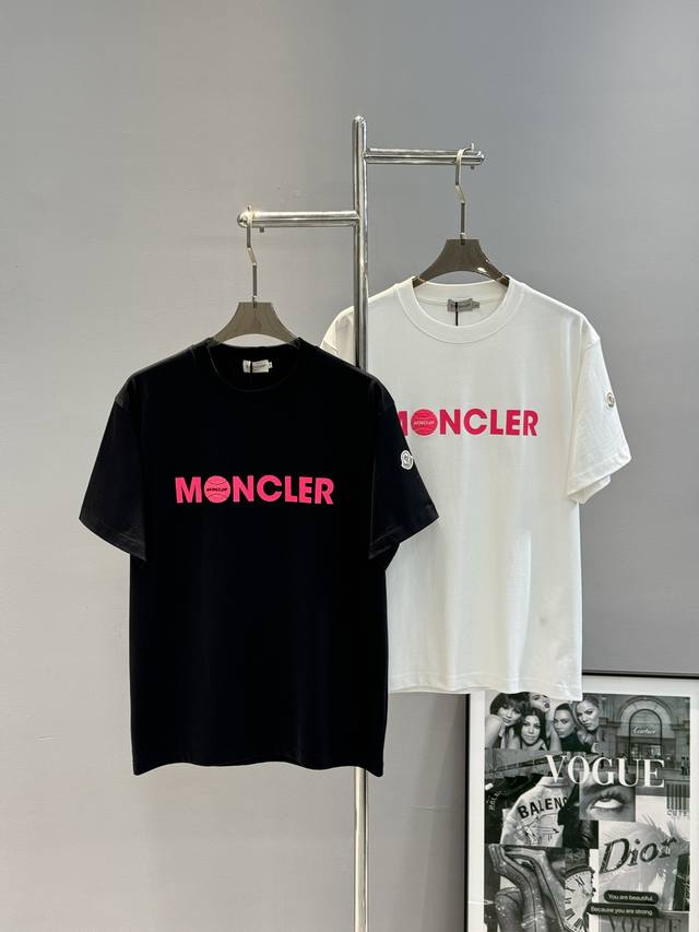 Moncle*蒙-口25S新款潮牌T恤.男女同款！经典品牌字母标识！万年青款式.无可挑剔！简单高级.日常服饰的标志性特征。立体烫画搭配3D绣花.层次质感十足.这
