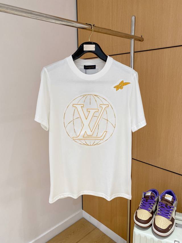 新品 蒙口 2025Fw春夏新品圆领打底外穿T恤，立体珠片工艺Logo半袖活性纯棉打底T恤，棉，手感面糯有骨感，柔而有韧性。工艺处理，韧性和抗皱性能得到大幅度提
