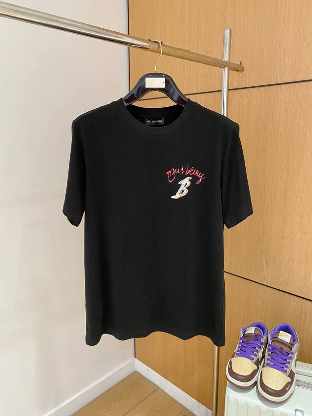 新品 巴宝莉 2025Fw春夏新品圆领打底外穿T恤，手绘工艺Logo半袖活性纯棉打底T恤，棉，手感面糯有骨感，柔而有韧性。工艺处理，韧性和抗皱性能得到大幅度提高