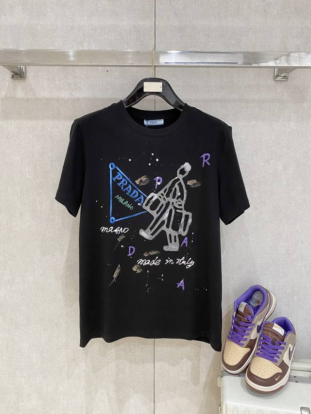 新品 普拉达 2025Fw春夏新品圆领打底外穿T恤，立体感Logo微廓形半袖活性纯棉打底T恤，棉，手感面糯有骨感，柔而有韧性。工艺处理，韧性和抗皱性能得到大幅度