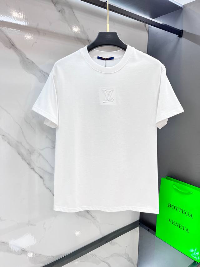 Lv 男士春款圆领短袖，香港洋行渠道货，重磅高端臻品，高奢品鉴白金级单品，25年官柜新品，欧洲区域限量售卖款！视觉相当雅致时髦，辨识度颇为鲜明，复古且时髦，非常