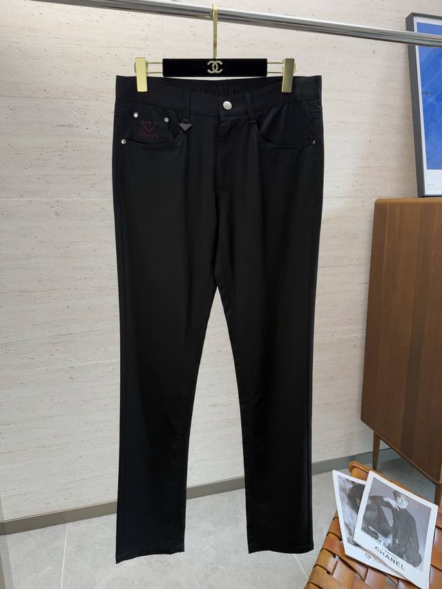 Pra纯正商务风格的西裤.....进口面料 休闲西裤，背后品牌标志设计，上身舒适。。腔调绝对足。尺码30-40无37 39
