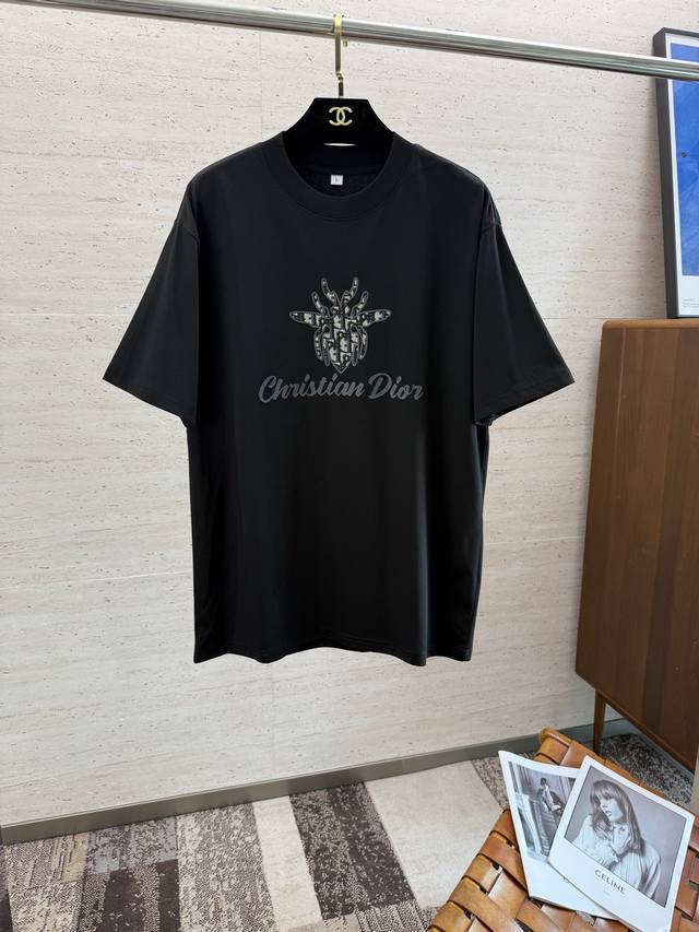 Cd2025 春夏新款短袖 整体上色泽较鲜明和光亮，手感顺滑揉软，悬垂感特强，质地自然柔软、贴身超级舒服，悬垂感特强！ T恤日常穿搭很自在很实用，超级的有韧性比