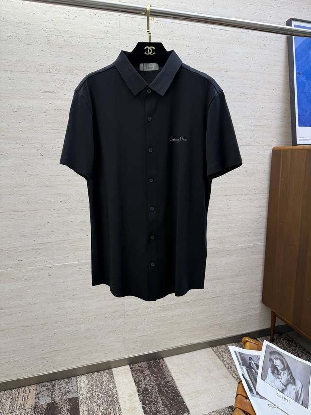 Cd25S春夏新款商务休闲翻领衬衫短袖Polo 胸前标志性Logo徽标 整体非常的轻商务休闲！！客供丝光棉，上身轻盈舒适顺滑 到手绝对让你觉得物有所值的一件单品