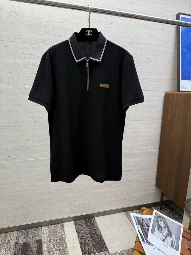 Zz 25S春夏新款商务休闲半拉链翻领短袖Polo 胸前标志性Logo徽标 整体非常的轻商务休闲！！客供丝光棉，上身轻盈舒适顺滑 到手绝对让你觉得物有所值的一件