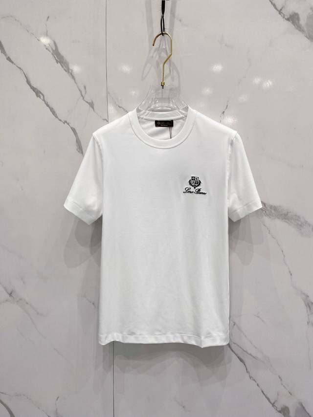 Lp 2530春夏新款首发专柜最新款短袖圆领T恤 高端订制 设计前卫时尚！品牌Logo重工艺设计 高端定制丝光云朵棉面料.手感柔软.穿着舒适.专柜级别精致车线.