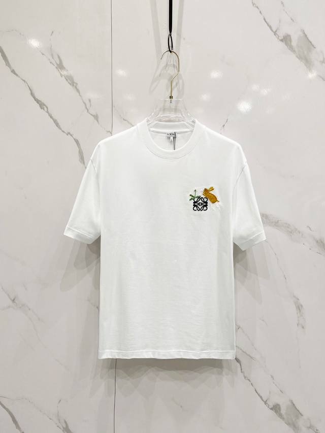罗意威 2025春夏新款首发专柜最新款短袖圆领T恤 高端订制 设计前卫时尚！品牌Logo重工艺设计 高端定制丝光云朵棉面料.手感柔软.穿着舒适.专柜级别精致车线