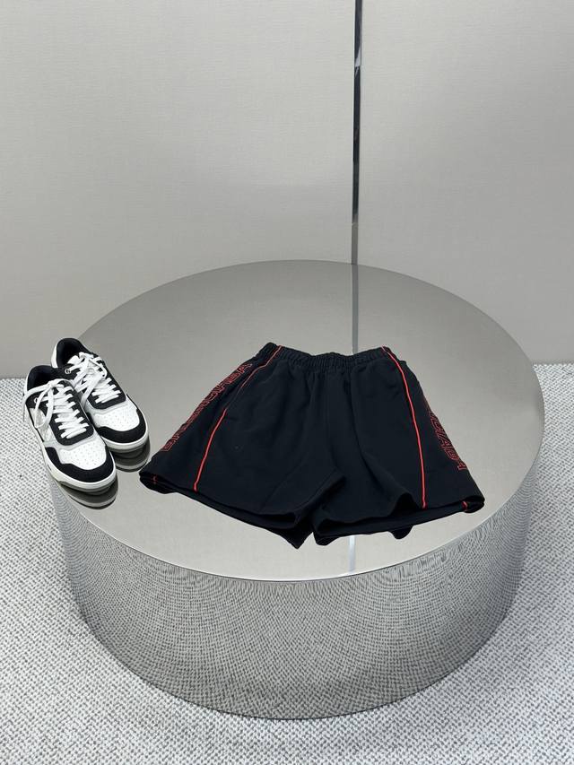 Balenciaga 25巴黎拼接夹绳短裤绣花釆用进口田岛机刺绣.侧缝拉边条.成衣二次洗水.字母清晰.手感舒适.效果立体.独家对版定织定染460G双股双纱面料.