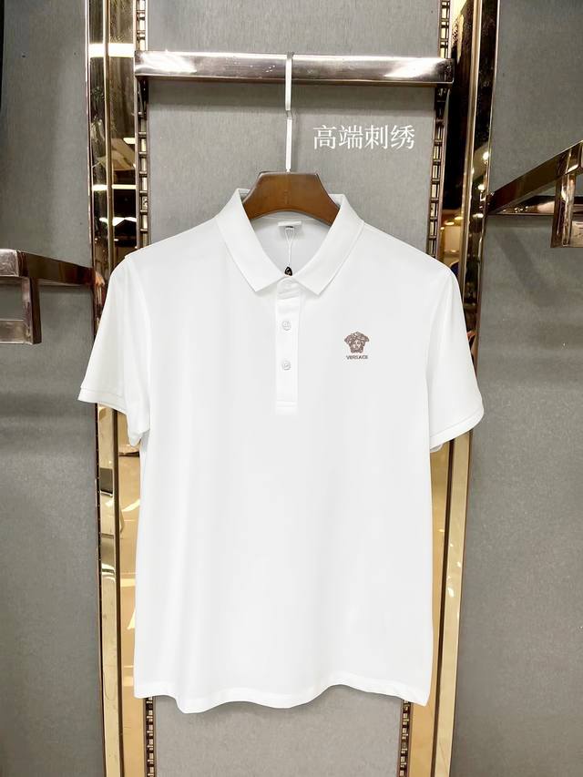 范思哲 高端刺绣Logo、2025Ss新款时尚翻领短袖Polot恤、原版复刻、客供原版进口丝光棉面料、原版复刻经典品牌Logo、剪裁完美、做工精致、必入单品首选