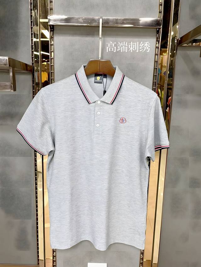 蒙口 高端刺绣Logo、2025Ss新款时尚翻领短袖Polot恤、原版复刻、客供原版进口丝光棉面料、原版复刻经典品牌Logo、剪裁完美、做工精致、必入单品首选！