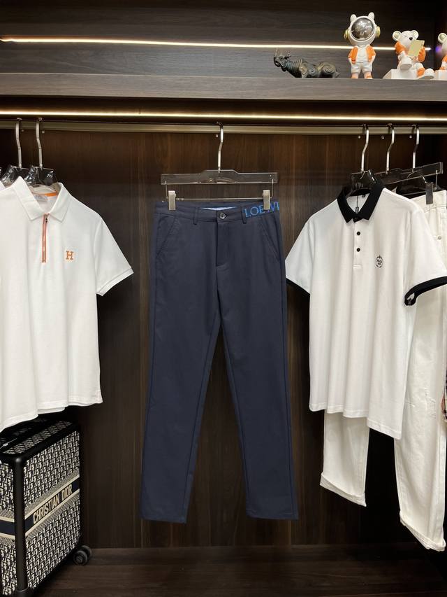 主推 Loewe 罗意威 独家专供新款潮男时尚休闲长裤，高端欧版原单裤子，潮流时尚休闲裤子 透气舒适度高，细节无可挑剔，品牌元素设计理念，体现高品质。呈现休闲裁