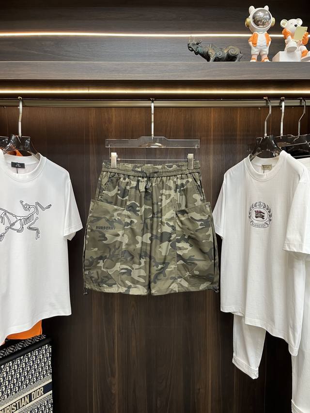 主推 Burberry 2025Ss夏季新款巴宝莉男士休闲短裤，高端版本！专柜定制面料 透气舒适度高，细节无可挑剔，品牌元素设计理念，体现高品质。手感细腻柔软！