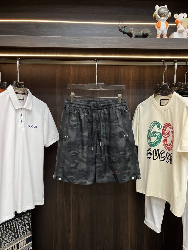 主推 Gucci 古驰 2025Ss夏季新款男士休闲短裤，高端版本！专柜定制面料 透气舒适度高，细节无可挑剔，品牌元素设计理念，体现高品质。手感细腻柔软！呈现休