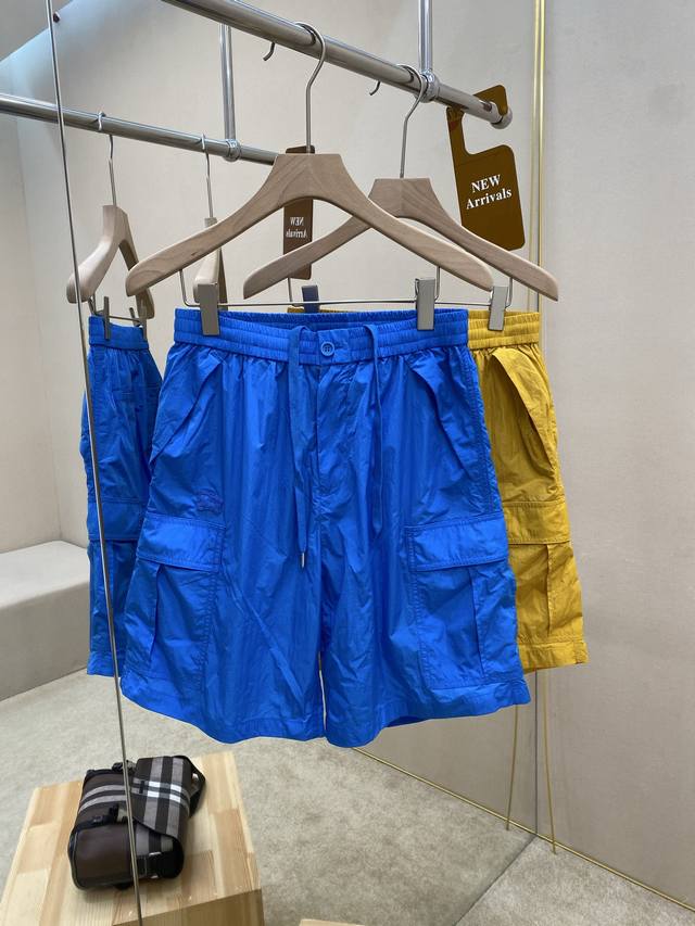 主推 B Br尼龙工装短裤精选染色尼龙面料打造，装饰同色系马术骑士徽标 Ekd 100%聚酰胺面料 此件精品的主要材料中至少70%来自可再生成分 纽扣与拉链门襟