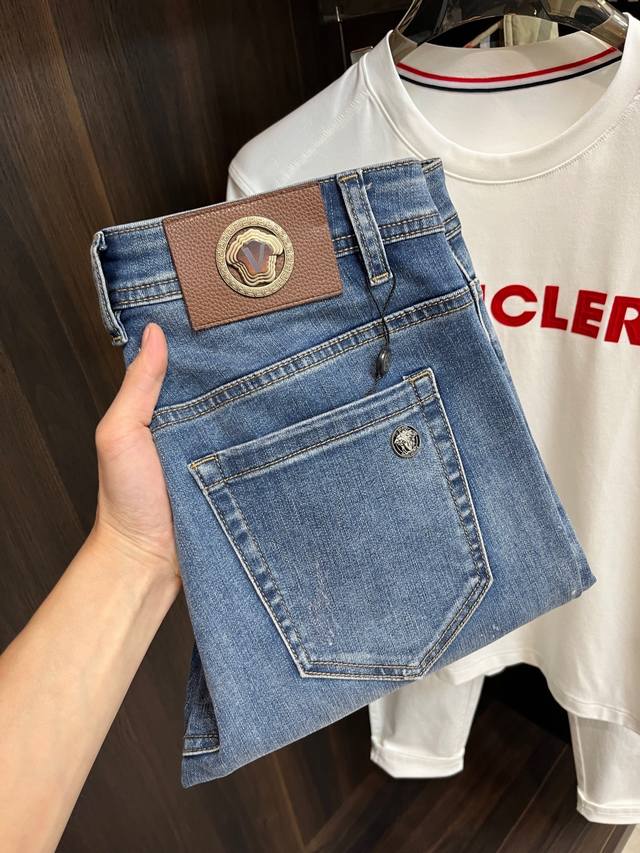 主推 Versace 独家专供新款范思哲潮男时尚休闲牛仔裤，高端欧版原单裤子，潮流时尚休闲裤子 透气舒适度高，细节无可挑剔，品牌元素设计理念，体现高品质。呈现休