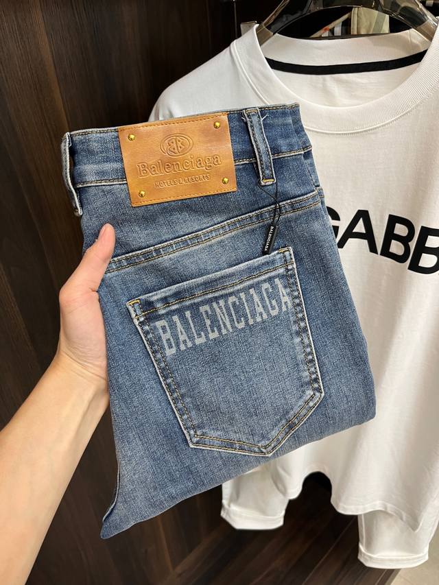 主推 Balenciaga 独家专供新款普拉达潮男时尚休闲牛仔裤，高端欧版原单裤子，潮流时尚休闲裤子 透气舒适度高，细节无可挑剔，品牌元素设计理念，体现高品质。
